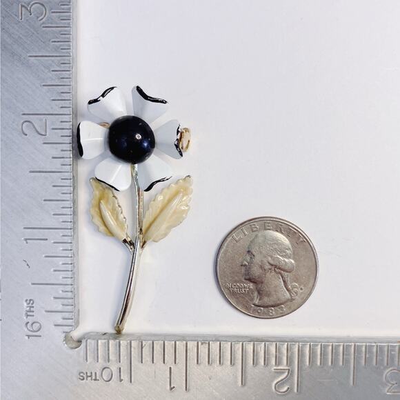VTG 1960s Brooch Mod Enamel Flower Black White Mid Century Statement Pin - Picture 8 of 9